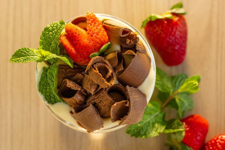 Taça de creme com raspas rústicas de chocolate e morango fresco
