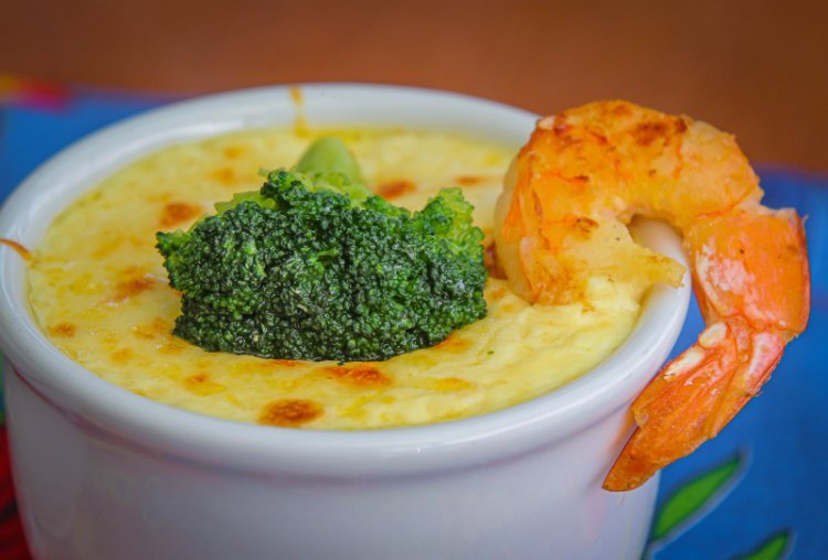 Camarão gratinado ao forno no ramequim com brócolis frescos